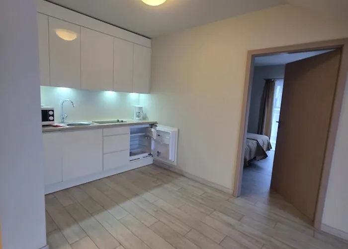 Czarna Gora Solden 37 *